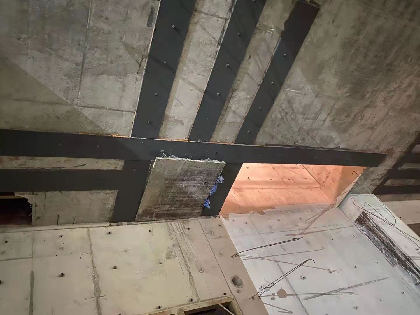 铁西楼板开洞用粘钢加固还是碳纤维布加固