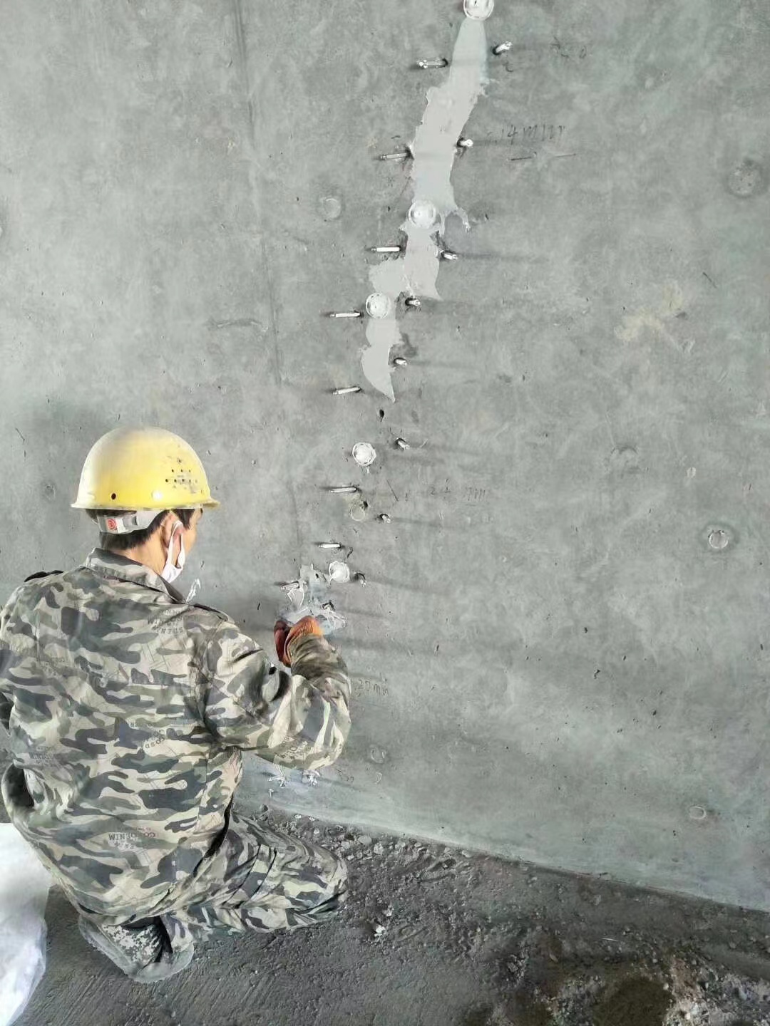 铁西混凝土楼板裂缝加固施工的方案